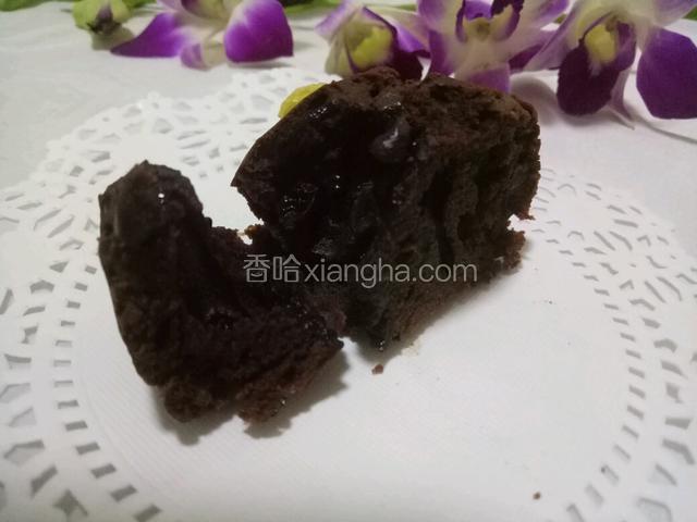切开组织的纸杯蛋糕，拍摄时因为巧克力色灯光折射作用比较暗，口感是非常好的