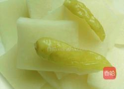 酸萝卜炒豆芽的做法图解1