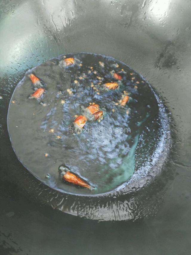锅里热油。