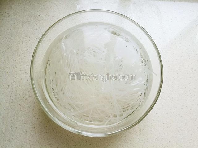 粉丝倒温水泡软。