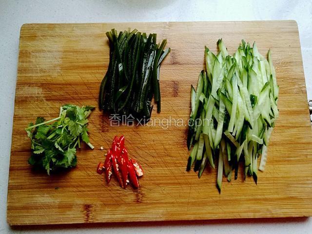 海带丝清洗干净切丝，黄瓜洗净切丝，香菜切段，小米椒切碎。