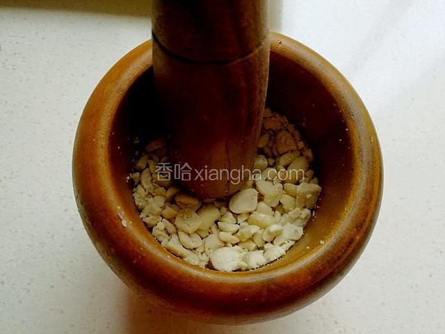 五香花生仁捣碎，不用太碎，粗粒即可。
