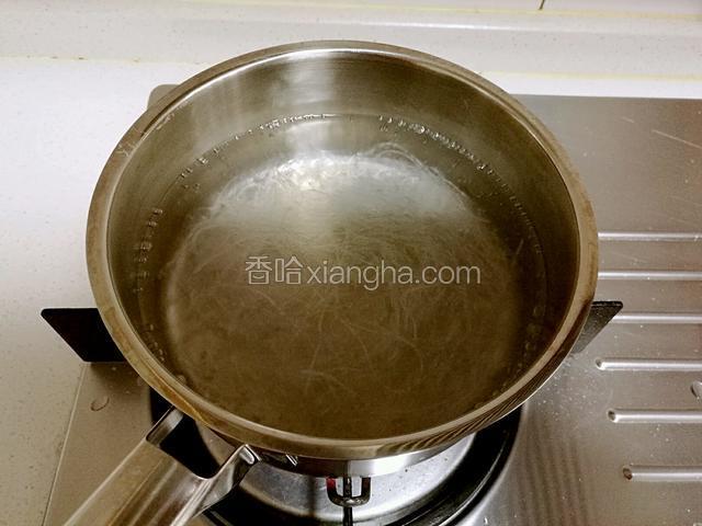 粉丝放入锅中烫熟捞出。