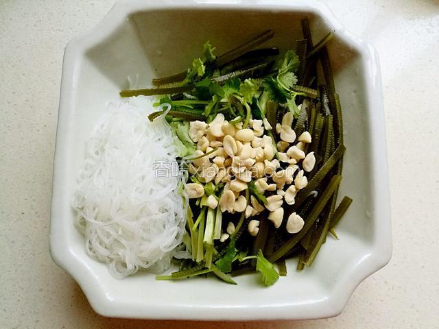 将煮熟的粉丝，海带丝及黄瓜丝，香菜段，五香花生碎放入大碗中。