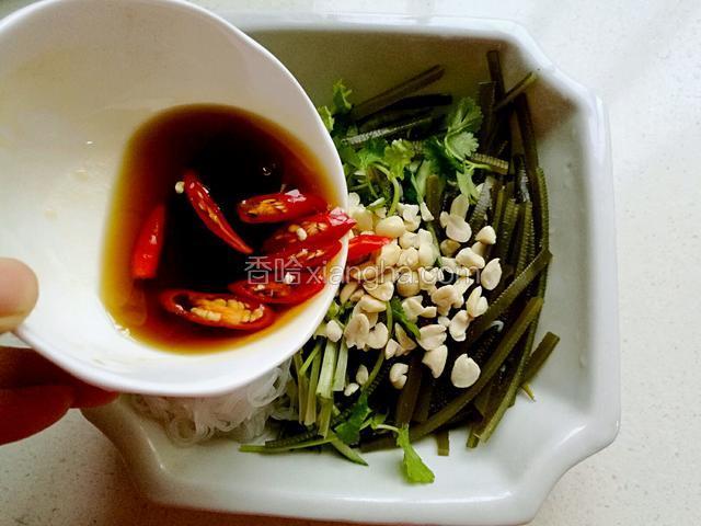 将味汁倒入三丝中。