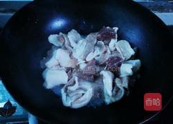 酸菜炖白肉的做法图解4