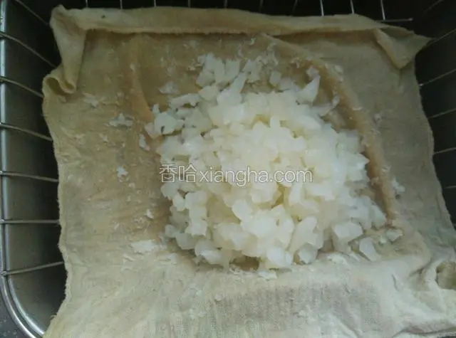 用纱布包裹尽量挤干水分（别看萝卜份量大，挤去水分后就没多少了）。