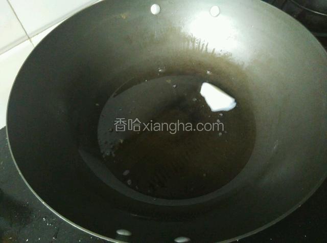 锅里加入猪油化开（没有用植物油代替）。