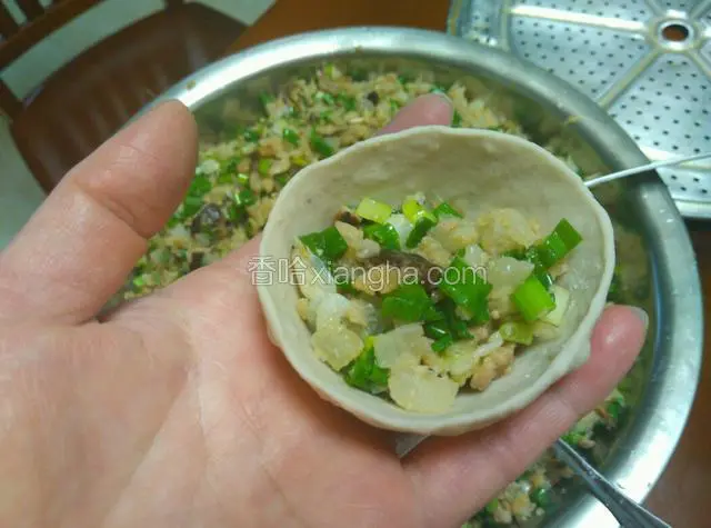 装入三分之二的馅料。
