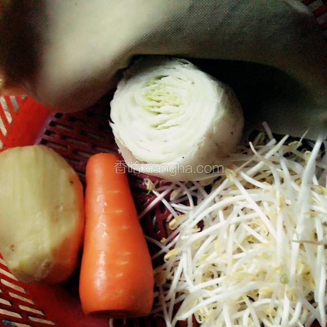 洗干净其他食材，土豆去皮