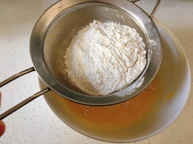 筛入50克低筋面粉快速翻拌均匀。不要画圈避免起筋。