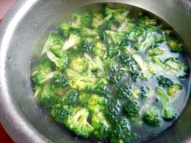 焯好入冷水，洗净