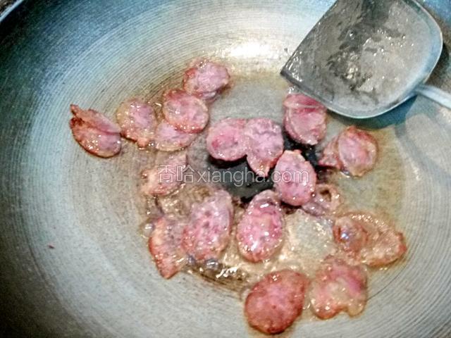 锅油热，放入香肠煸炒，加一点生抽