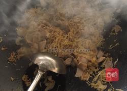 五花肉炖酸菜的做法图解3