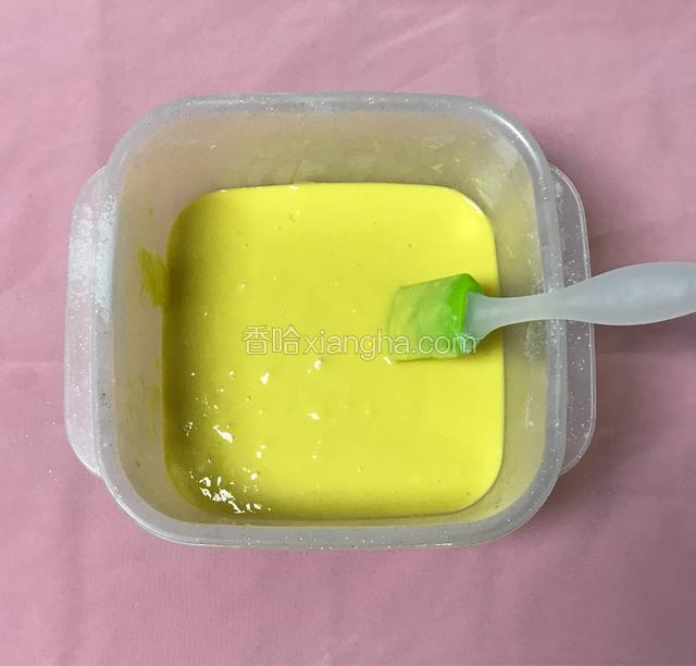 然后用橡皮刮刀翻拌均匀至没有明显颗粒