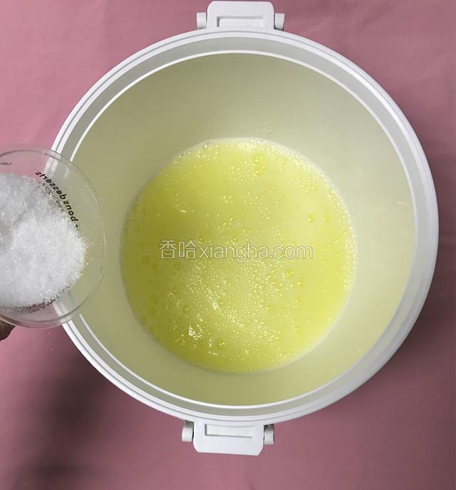 接着分三次加入细砂糖，用电动打蛋器搅打均匀