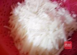 香菜炒萝卜丝的做法图解1