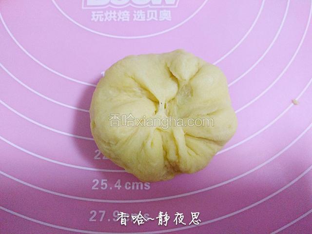 取出一个小面团，用右手大拇指从边缘往中间揉