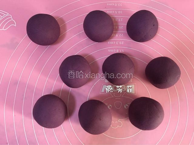 分成均等9份，揉圆。每个52克左右。