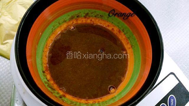 咖啡粉加入一勺温水，拌匀。