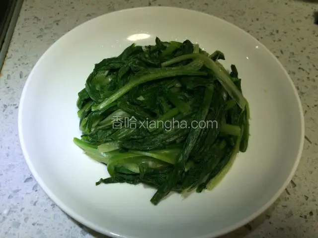 去掉多余水分，摆盘备用