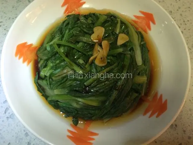 胡萝卜摆盘，淋上蒸鱼豉油，放几片蒜片
