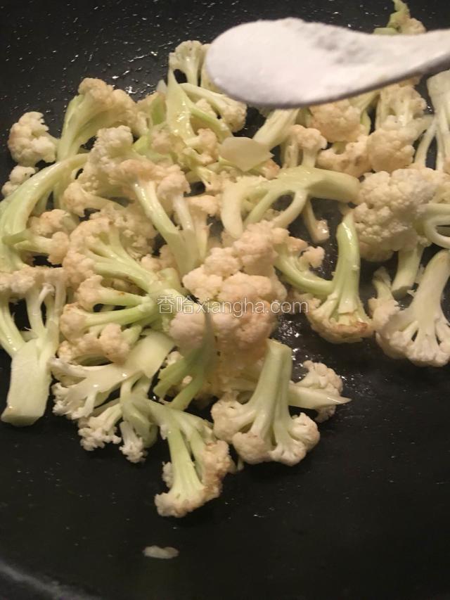 适量的盐，少许清水，翻炒至断生