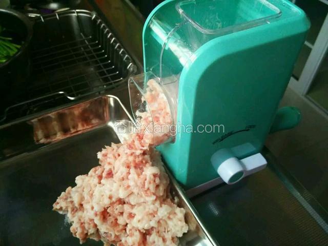准备一份肉糜。