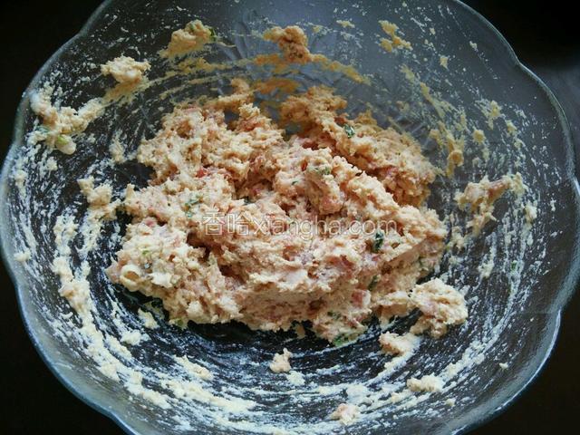 然后向同一方向搅拌，使猪肉豆腐泥搅拌上劲。