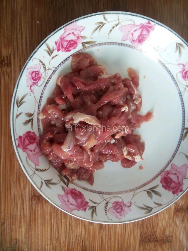 猪肉洗净，切小块，用料酒、生抽、淀粉腌制