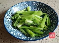 芹菜炒豆干的做法图解1