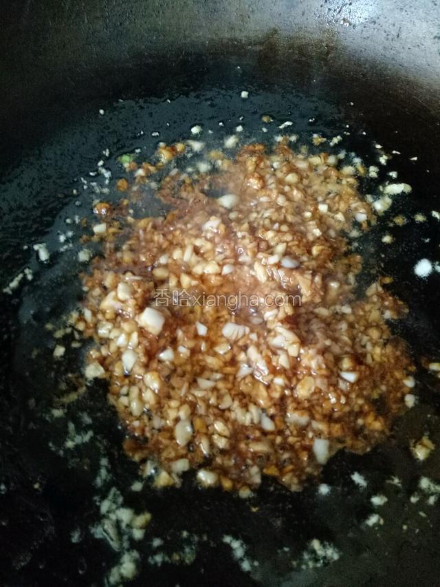 把剁好的蒜茸放入不粘炒出香加入少许盐和酱油，小火炒蒜很容易熟。