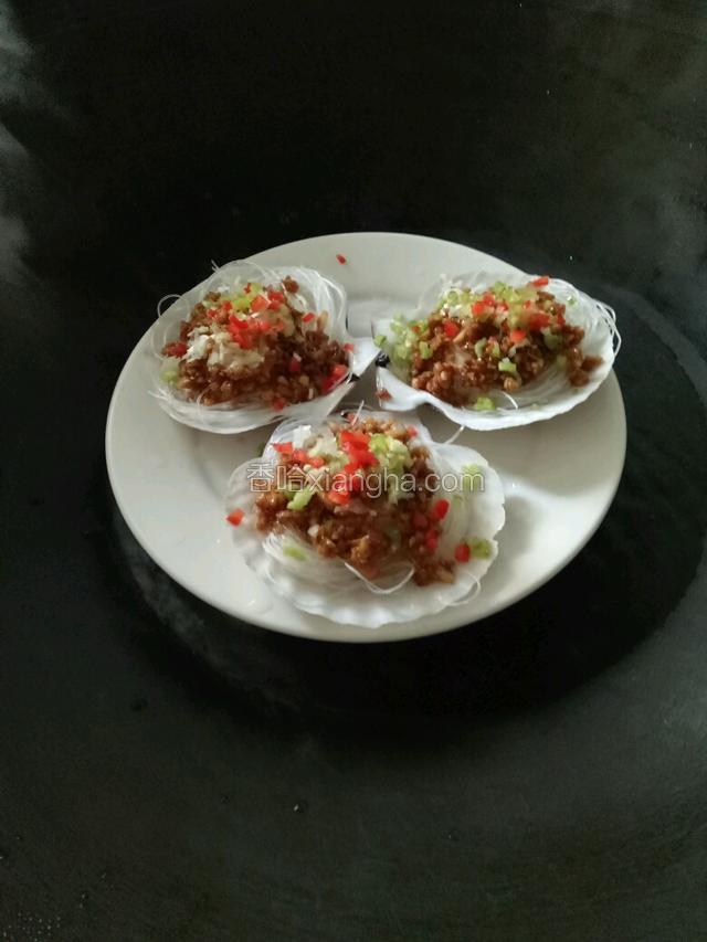 放洒上切粒的青红辣椒，开水后放入锅中蒸至十分钟即可