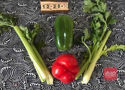 青椒炒芹菜的做法图解1