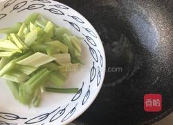 青椒炒芹菜的做法图解3