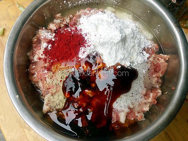 加入所有腌制的调料。红曲粉并不是必须放的，只是让色泽更好，红曲粉也可以先倒入姜汁里化开再加入肉里，方便搅匀。