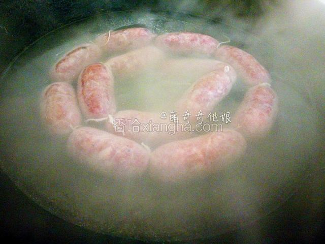 小火煮至烤肠浮起来即可。当然蒸也是可以的，但个人觉得水煮的口感更润一些。