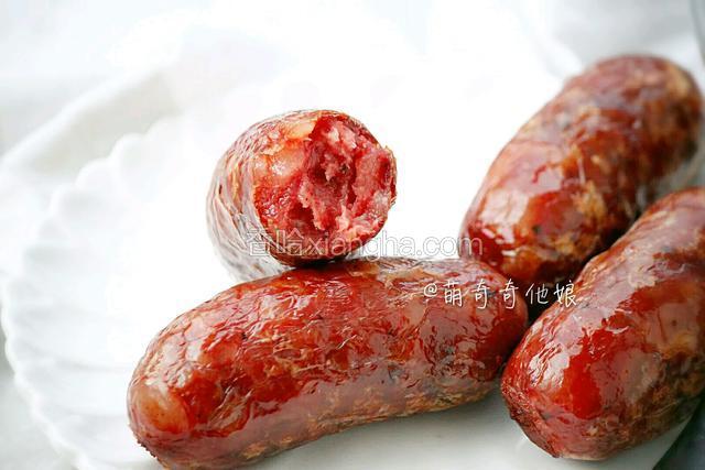 咬一口表皮脆脆的，内部的肉有颗粒感，吃起来很香！如果肉搅成肉糜了吃起来反到不那么香了。
