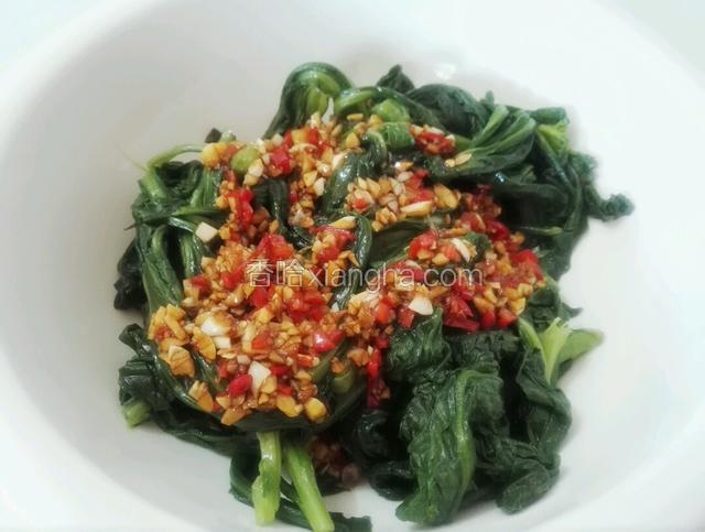 将浇好油的料汁淋入茼蒿菜里
