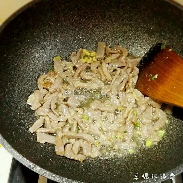 翻炒均匀至肉丝断生，装盘。