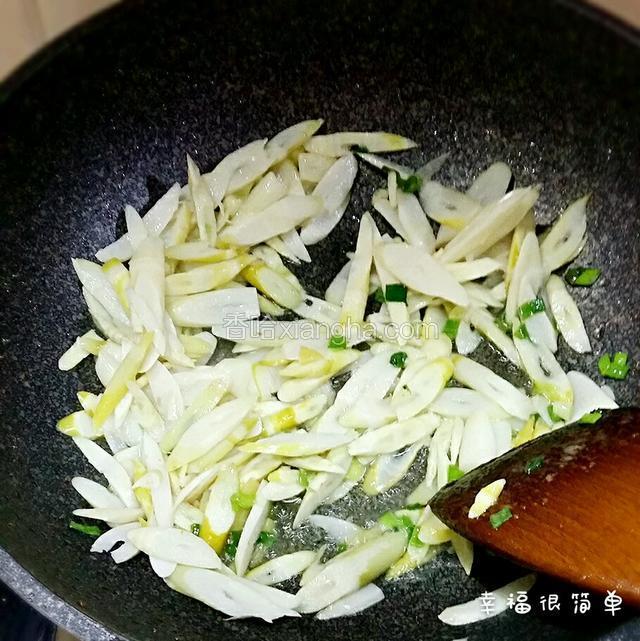 洗净锅，倒入清油，放入适量的香葱倒入冬笋翻炒。放入少许的盐和糖。