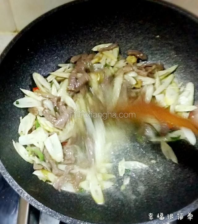 这时开大火，将肉丝和冬笋充分地翻炒均匀，最后加入适量的鸡精就好了。