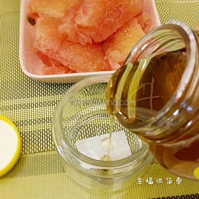 先在密封罐底层倒上一层蜂蜜。