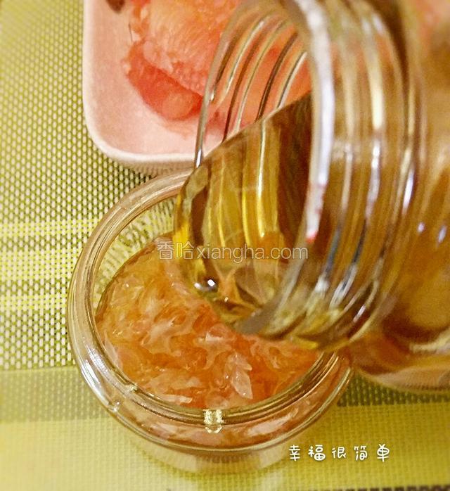 继续倒蜂蜜。