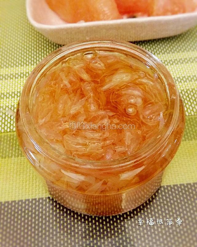 最后再倒入一层蜂蜜，就这样一层蜂蜜一层柚子肉丝，直至装满一瓶。