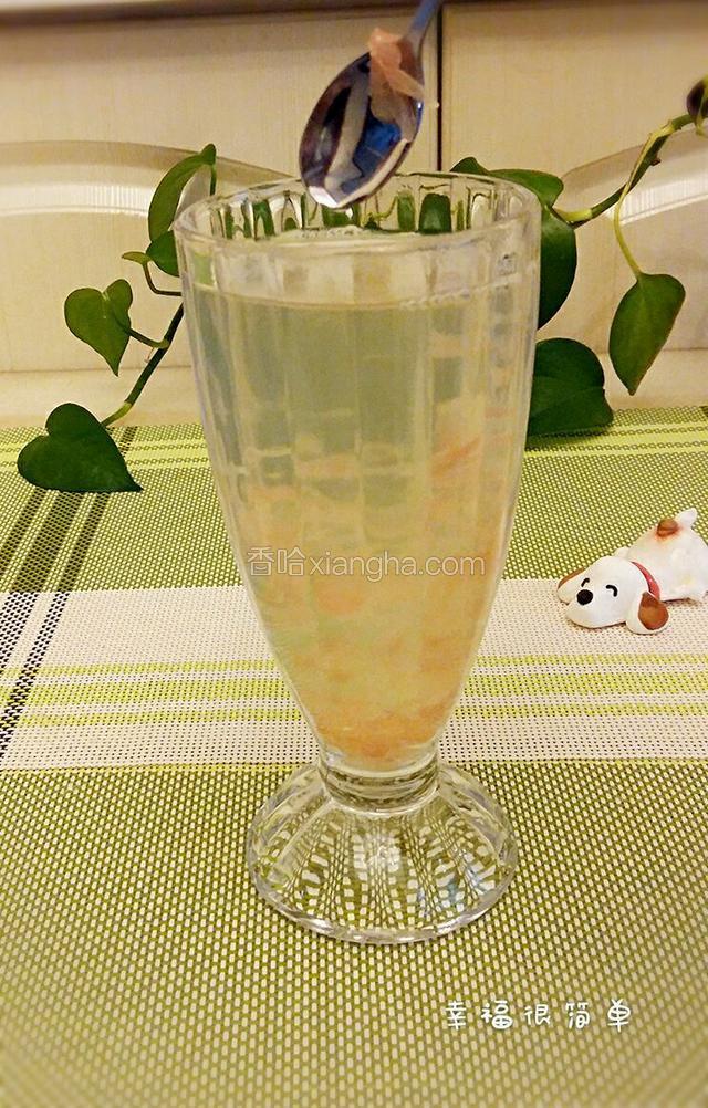 再来张冲调好的蜂蜜柚子茶，味道真的是好极了，没有任何添加剂，纯天然绿色食品。