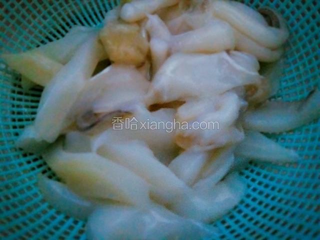 墨鱼去除内脏、眼和皮处理干净，改刀成喜欢的块。（可以让卖家处理好）