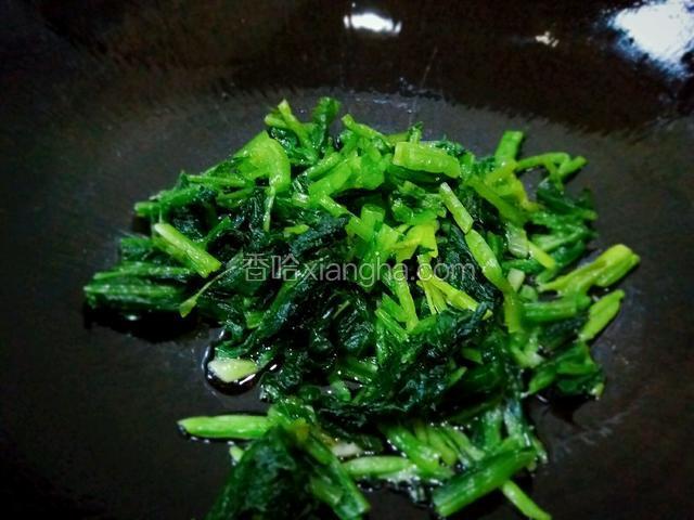 锅中倒入油，烧至五层热时倒入雪菜段。