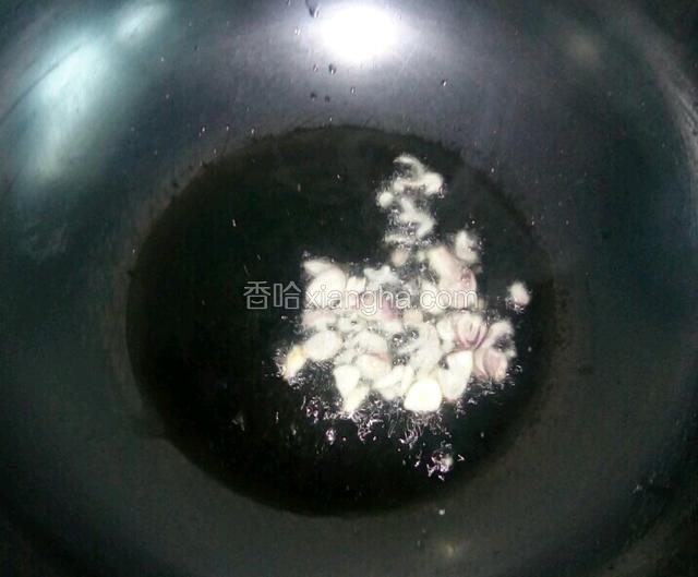 炒锅烧热后放入豆油，倒入小洋葱片，大蒜片爆香。