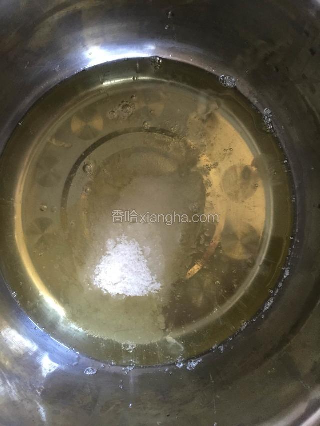 蛋白打到无油无水的盆里，加入一半白糖低速搅打。